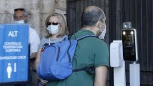 İtalya’da açık alanlarda maske zorunluluğu kaldırıldı